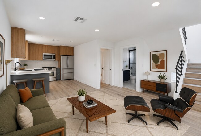 Building Photo - Newer Townhouse Available!