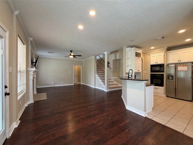 Building Photo - 1113 Shadowbend