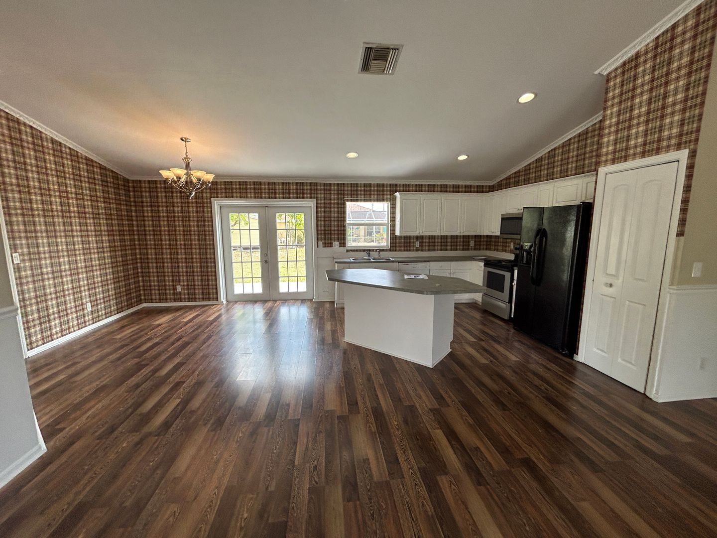 Building Photo - Unique 3/2 + Den home in great location