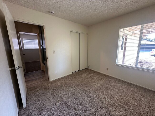 Building Photo - 3 Bedroom 2 Bathroom Home with Yard