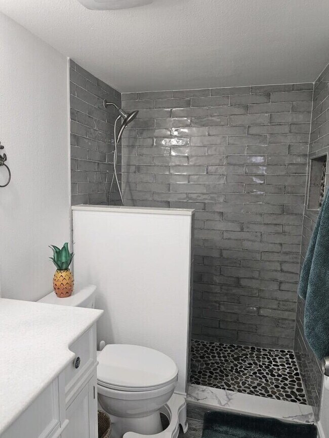 Building Photo - "Discover Coastal Comfort: Spacious 2-Bed,...