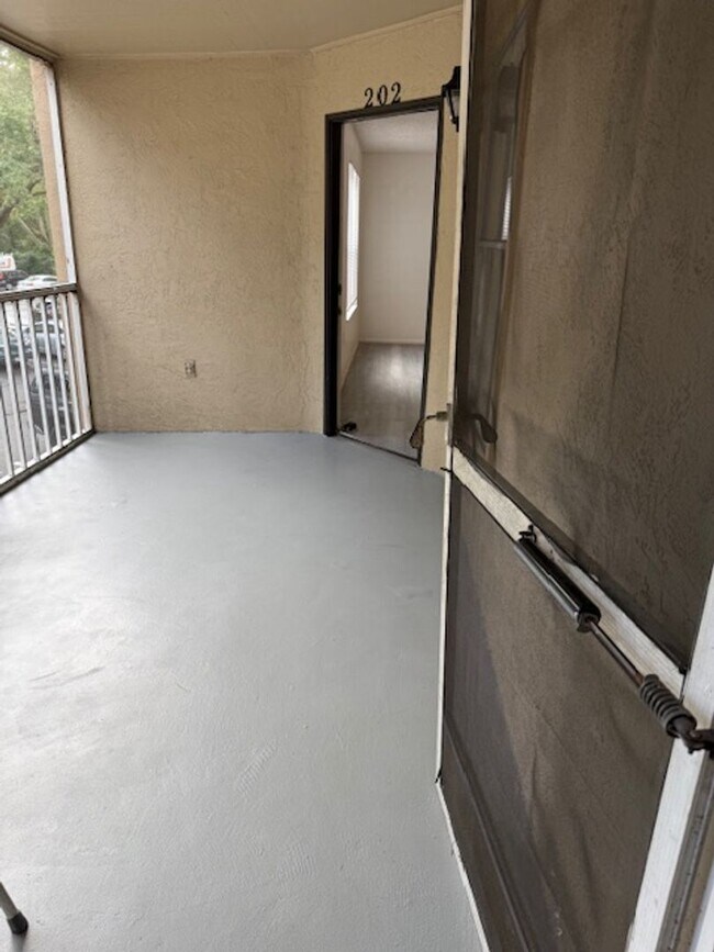 Building Photo - Large Two bedroom Condo