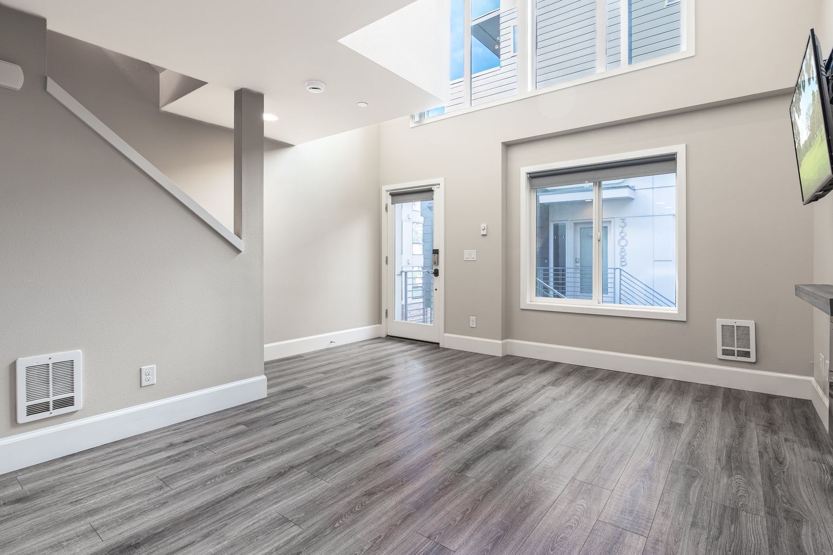 Building Photo - Welcome Home Modern Townhome in the heart of Freemont