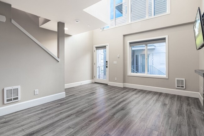 Building Photo - Welcome Home Modern Townhome in the heart of Freemont
