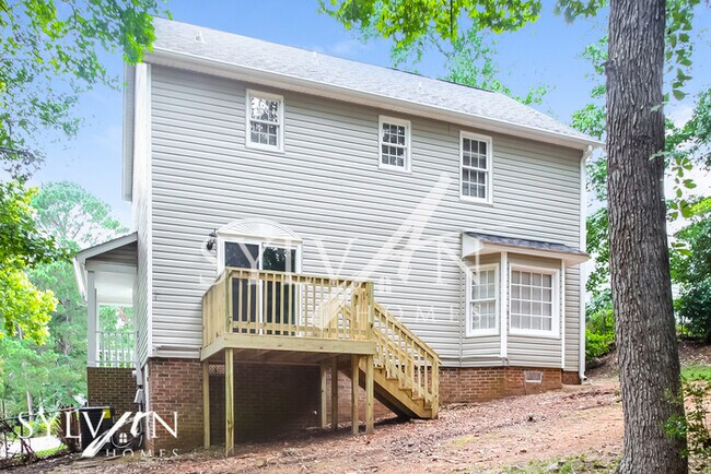 Building Photo - Enjoy the coziness of this darling home