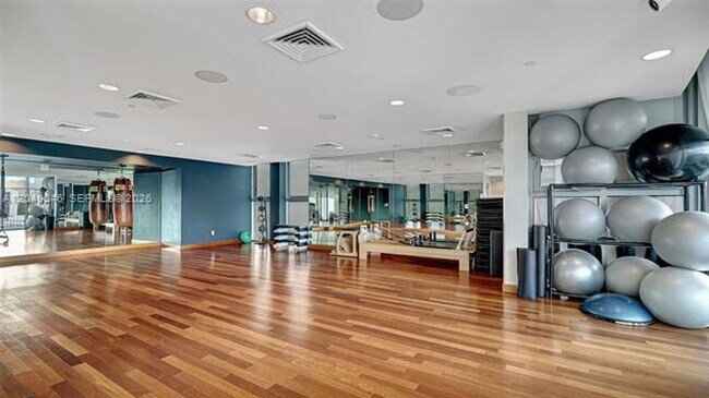 Building Photo - 17001 Collins Ave