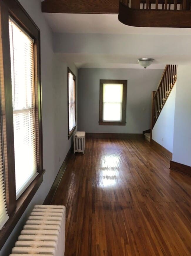 Building Photo - 811 W Adams Rd