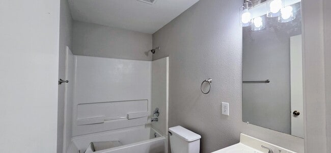 Building Photo - 3 Bedroom Townhome near Medical Center