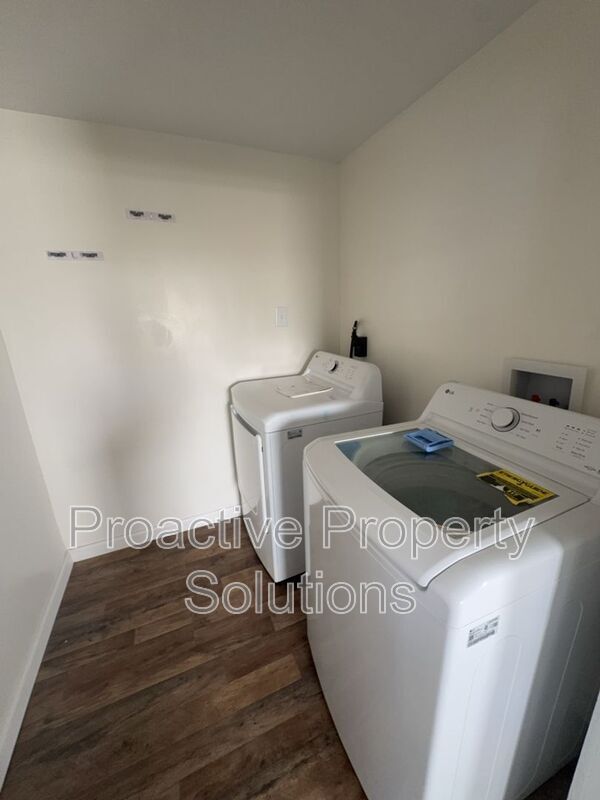 Building Photo - 221 Dunmore St