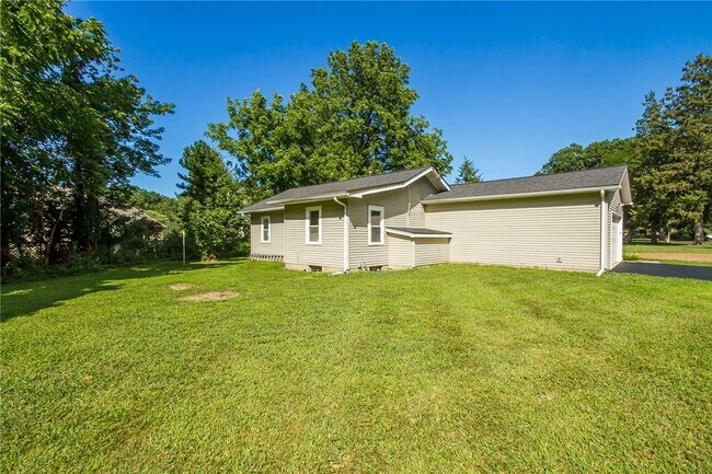 Building Photo - 617 Dewitt Rd