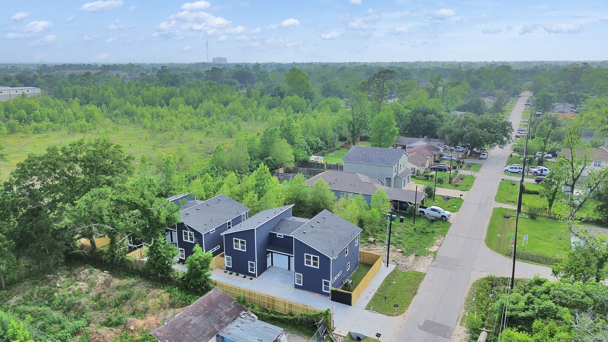 Building Photo - 8104 Crestview Dr
