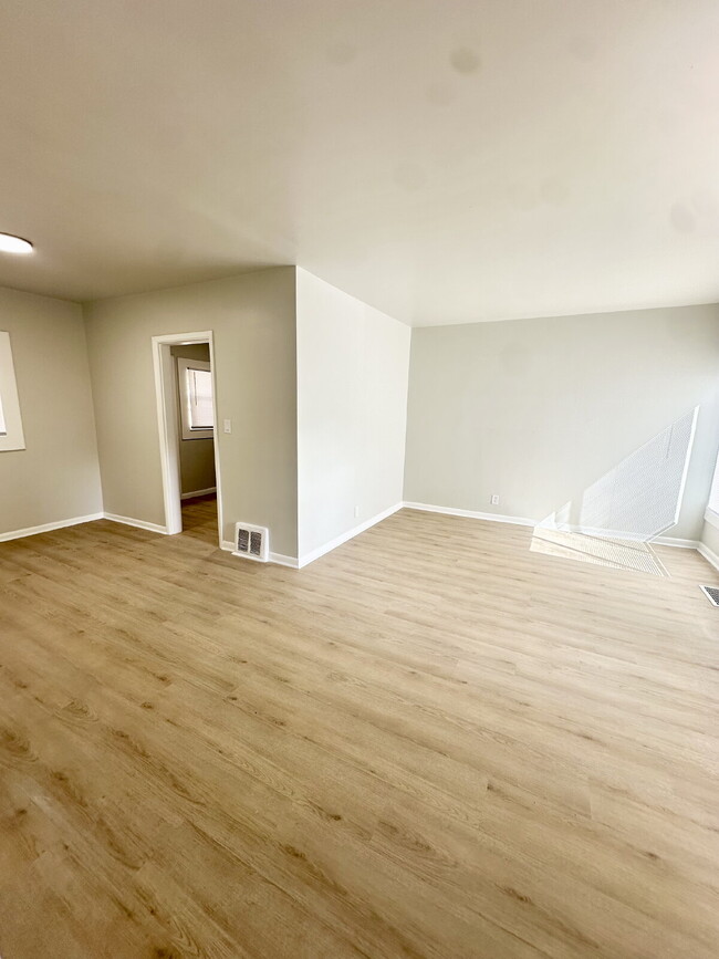 Building Photo - 716 E 17th St