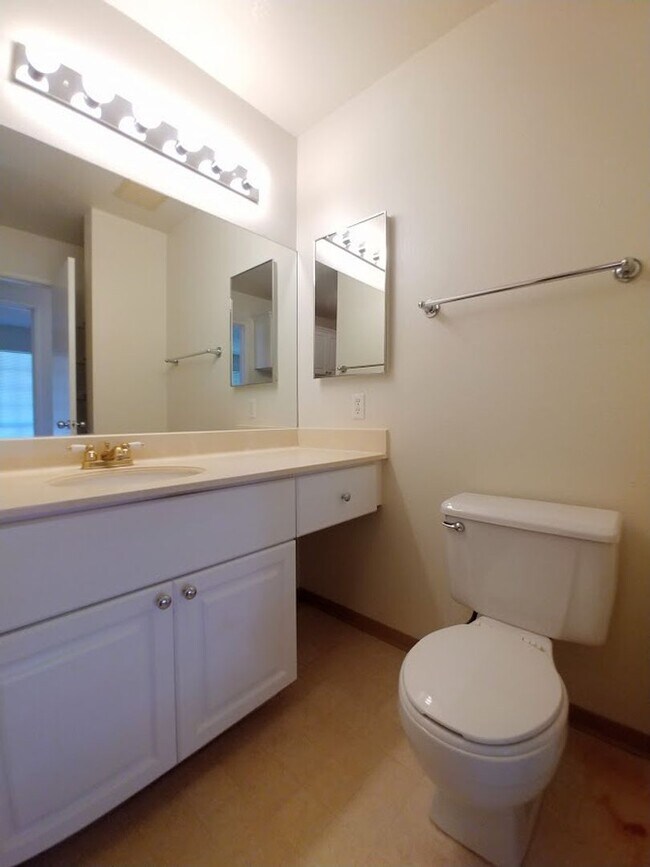 Building Photo - Available now : A 2 Bedroom, 1 bathroom with 2 assigned parking stalls at Royal Palm in Waipio