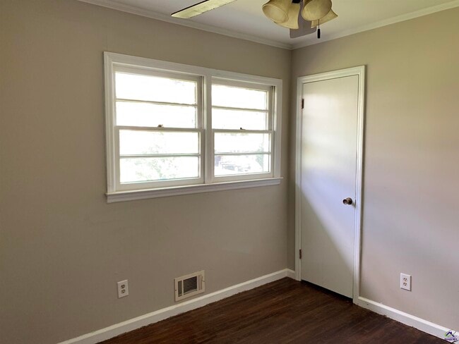 Building Photo - 3240 Commodore Dr