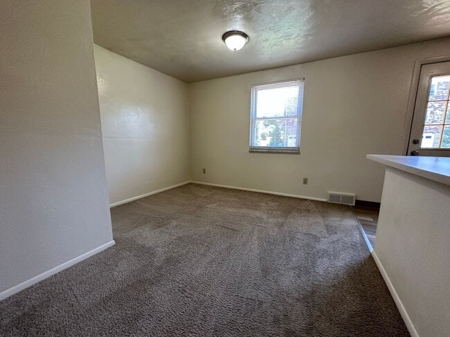 Building Photo - Wonderful Two Bedroom Townhouse in Perfect Plum Location! Private Patio, Garage & More! Call Today!