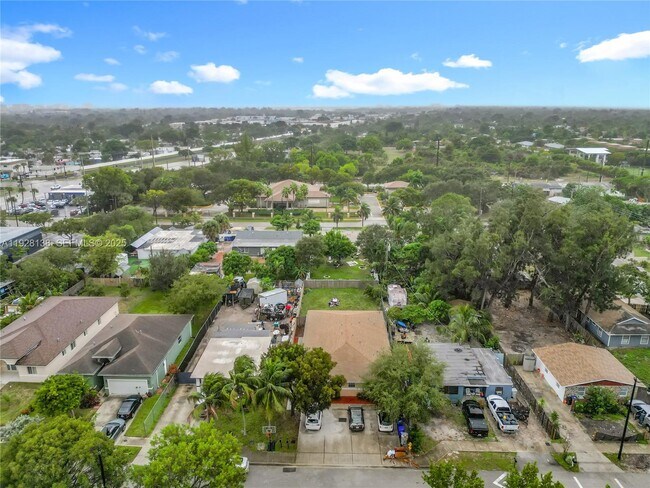 Building Photo - 530 NE 34th St