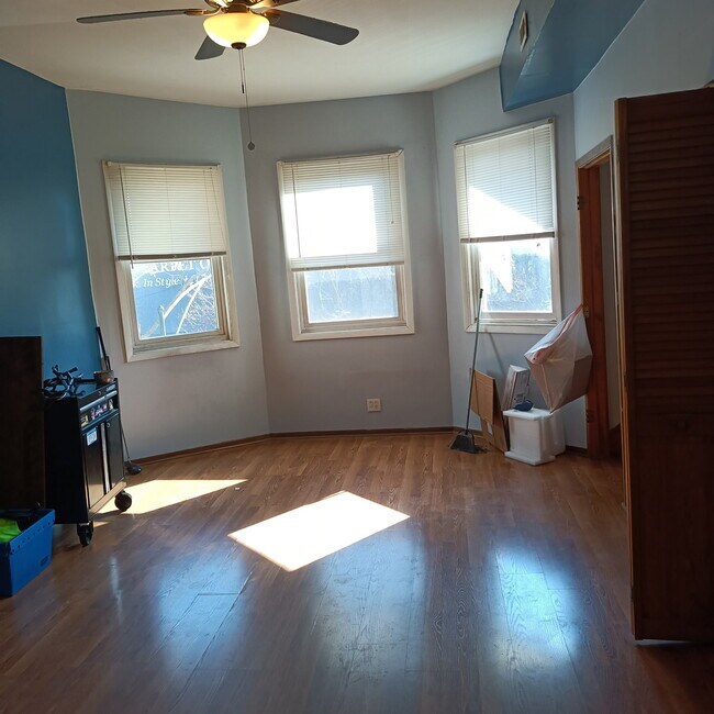 Building Photo - 1440 W Barry Ave