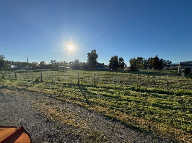 Building Photo - Charming Horse Property - 2 Bed/ 2 Bath with office- Home with Scenic Views and Pasture