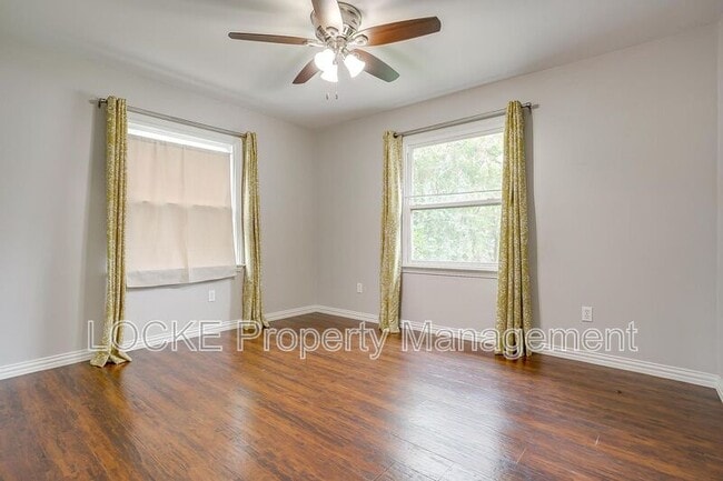 Building Photo - 902 Churchill Rd