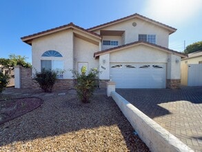 Building Photo - Beautiful 4 Bedroom, 3 Bath Home in Lemon ...