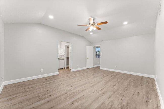 Building Photo - 1111 Tanglewild Ln