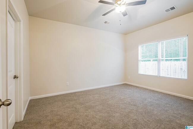 Building Photo - 1080 Park View Dr