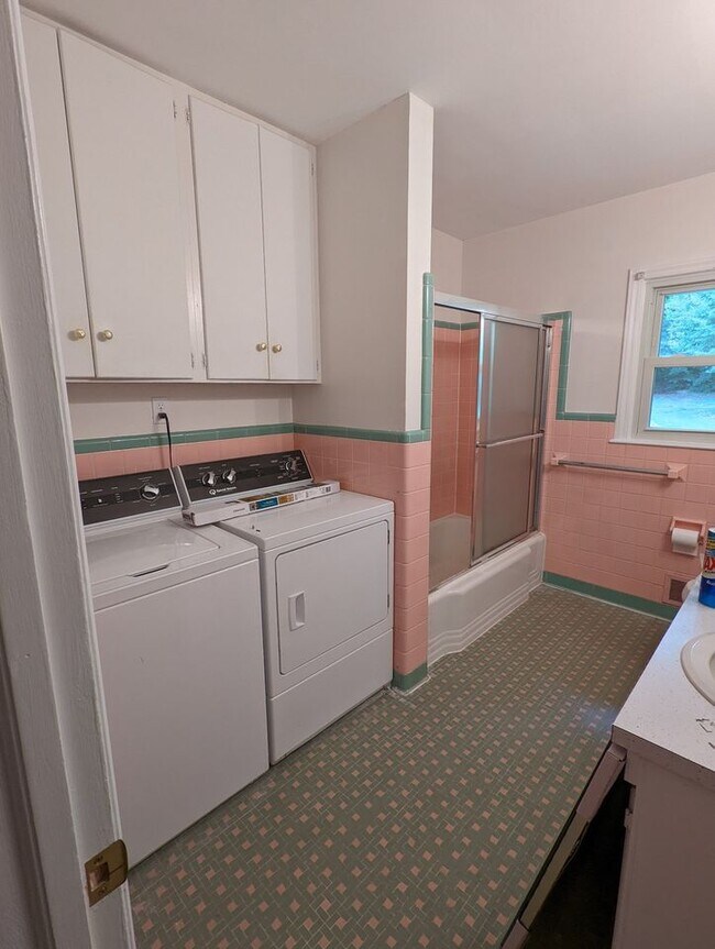 Building Photo - 1403 Spry St