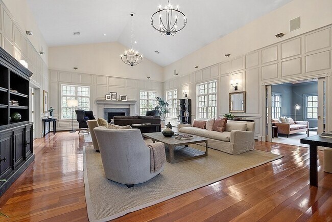 Building Photo - 451 Wellesley St