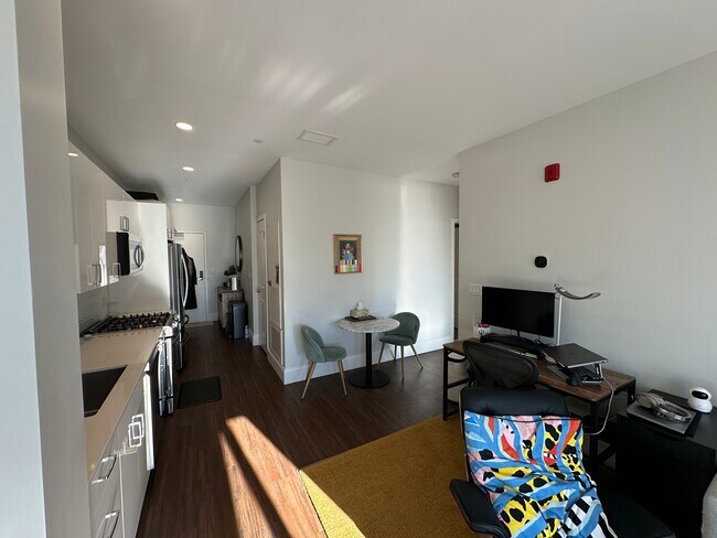 Building Photo - 205 Maverick St