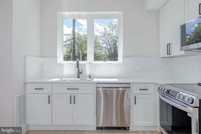 Building Photo - 722 Kenyon St NW