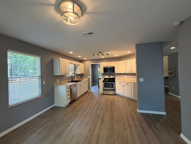 Building Photo - 1270 Skyview Dr