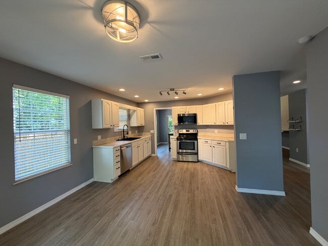 Building Photo - Backyard dream - Covered large patio and fully fenced in!!