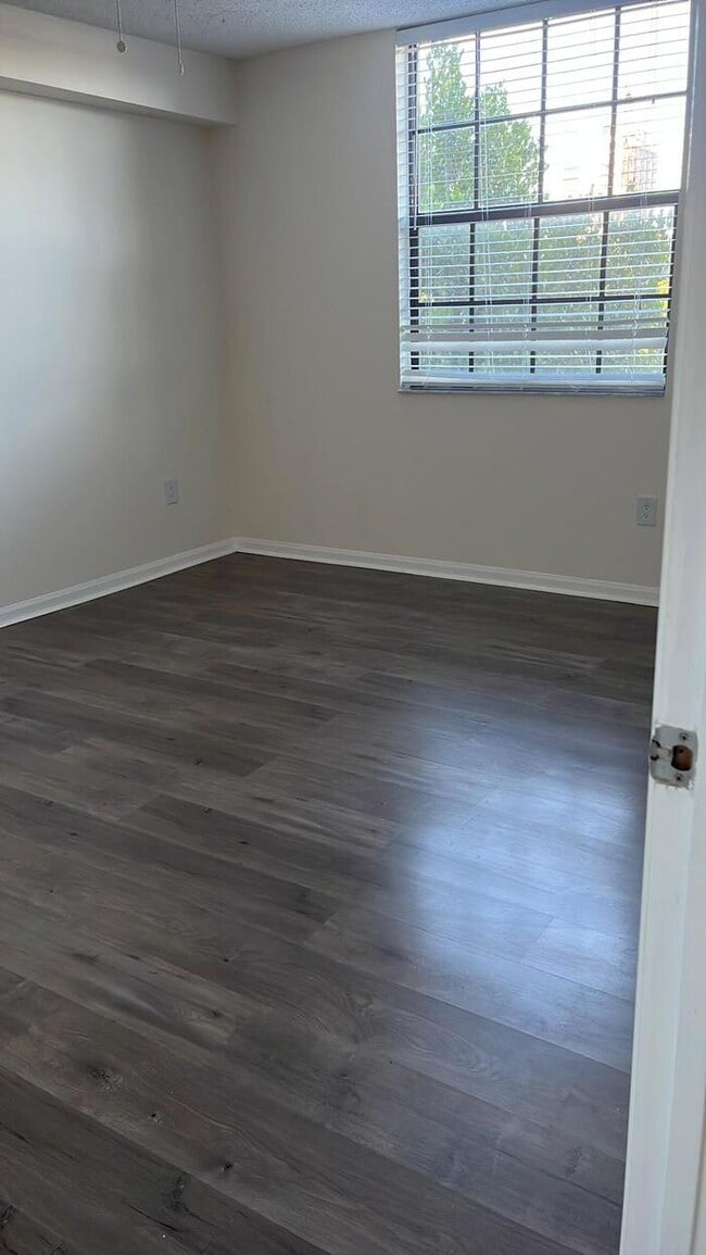 Building Photo - Hollywood Condo