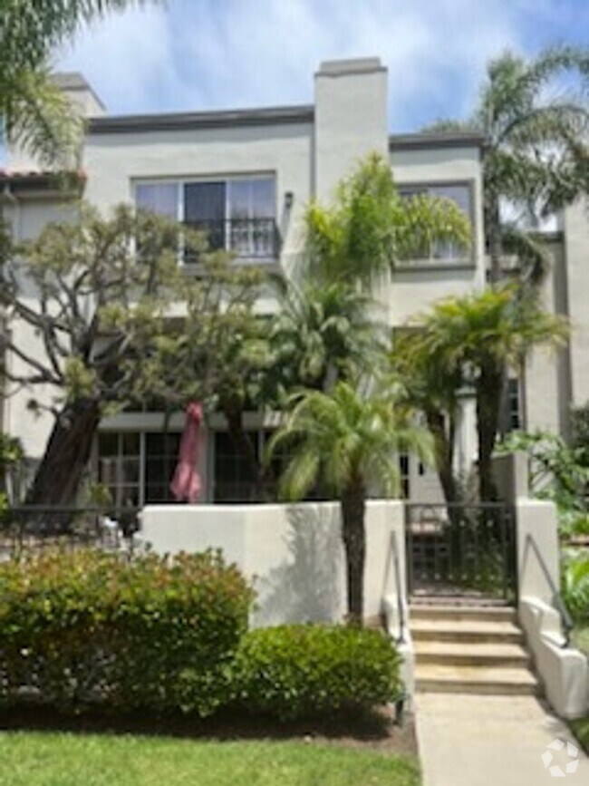 Building Photo - Luxurious Townhouse Located in the exclusi...