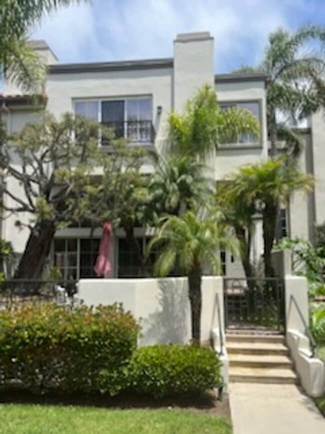 Primary Photo - Luxurious Townhouse Located in the exclusi...