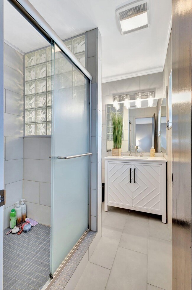 Building Photo - 932 Evergreen Dr