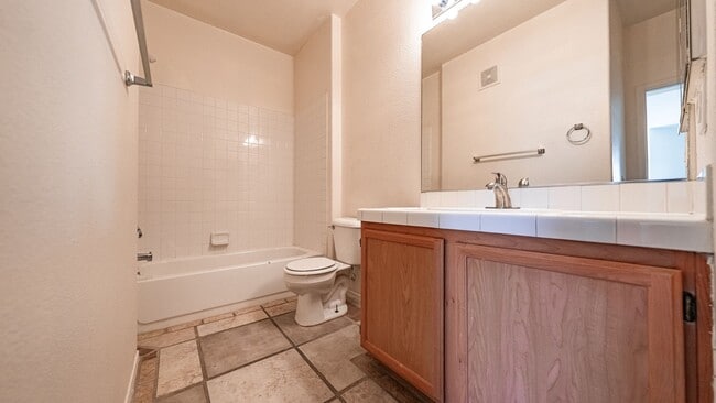 Building Photo - Charming 2bd 2bth Condo