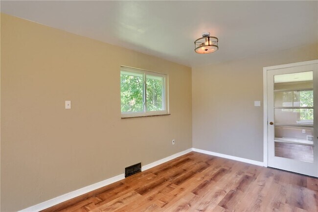 Building Photo - 194 Woodridge Dr