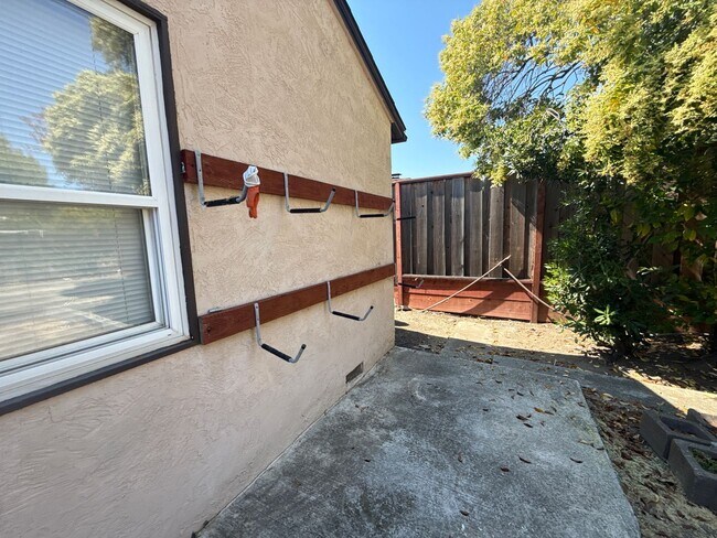 Building Photo - EPIC REA - Spacious 3BR/2BA House - Renovated - Updated Kitchen - Castro Valley