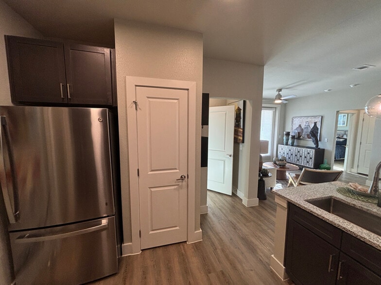 Building Photo - 425 El Rio St