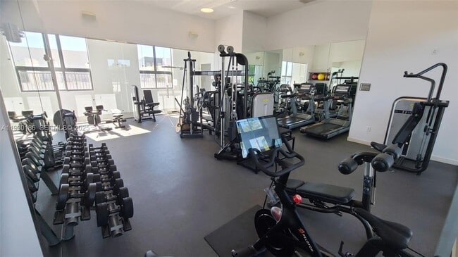 Building Photo - 1000 Venetian Way