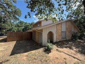 Building Photo - 730 Londonderry Ln