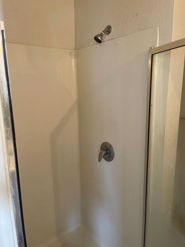 Building Photo - 860 N Orange Ave