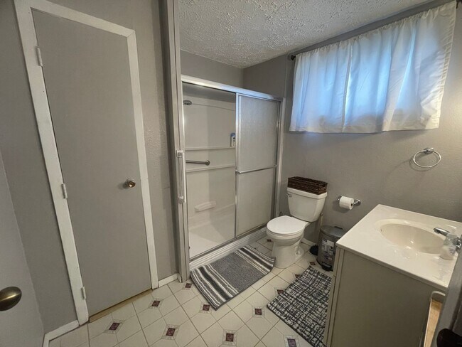 Building Photo - 3 bedroom 2 bathroom lake house for rent!