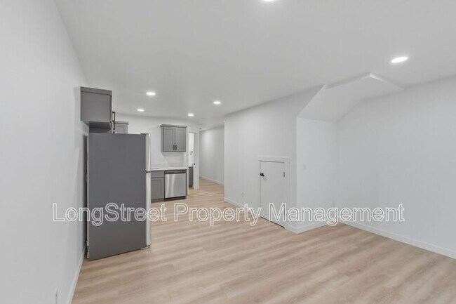 Building Photo - 824 S 19th St