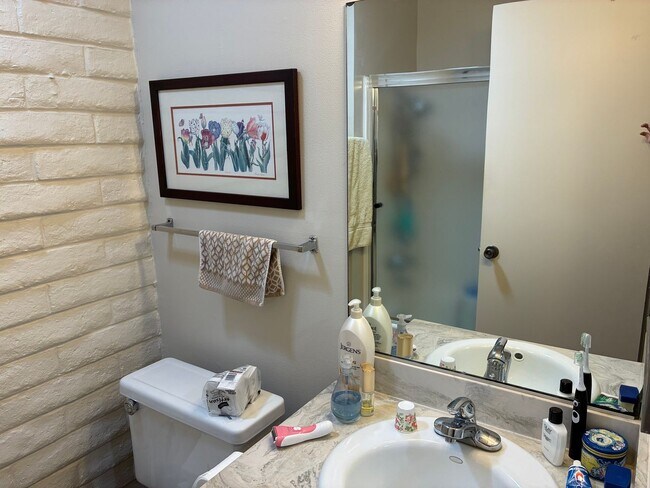Building Photo - Gorgeous North Davis 3 bedroom available f...