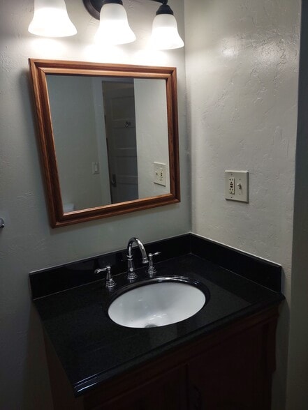 Building Photo - 16 Frances St