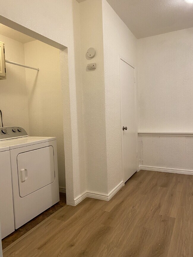 Building Photo - **Move in Specials, $$ off rent!* *Beautifully remodeled townhome near Cherry Creek Trail!