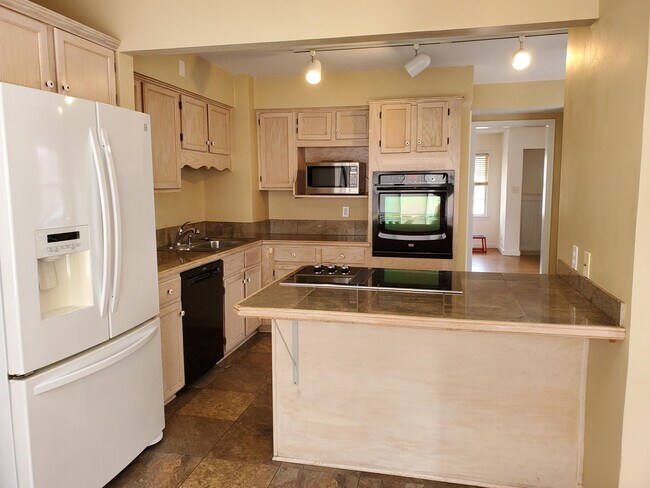 Building Photo - 6015 N Shoreland Ave