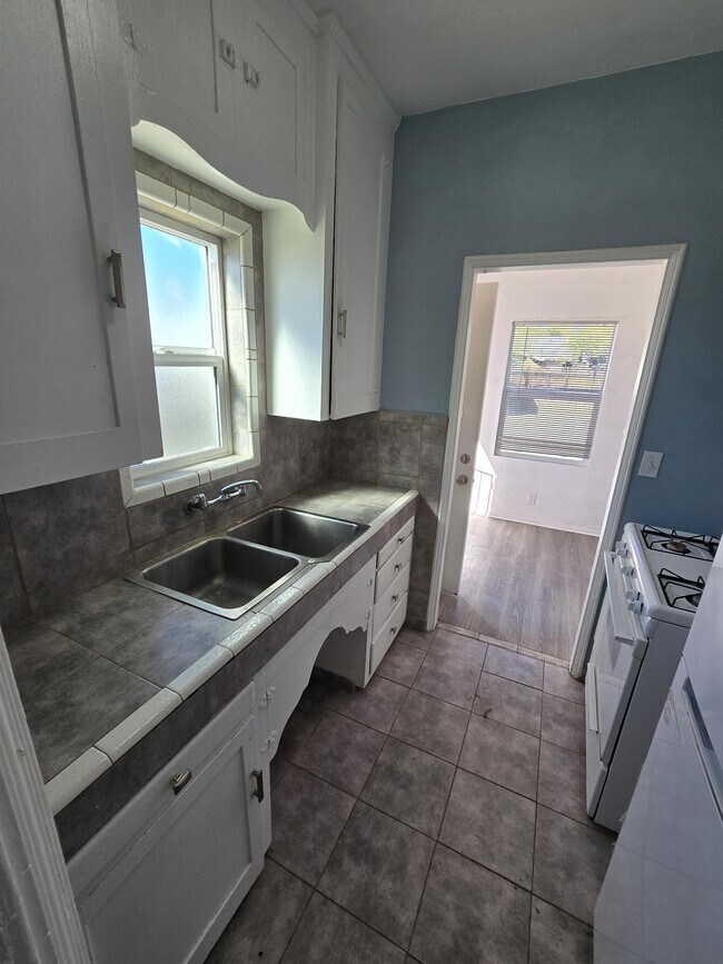 Building Photo - 818 S Arizona Ave